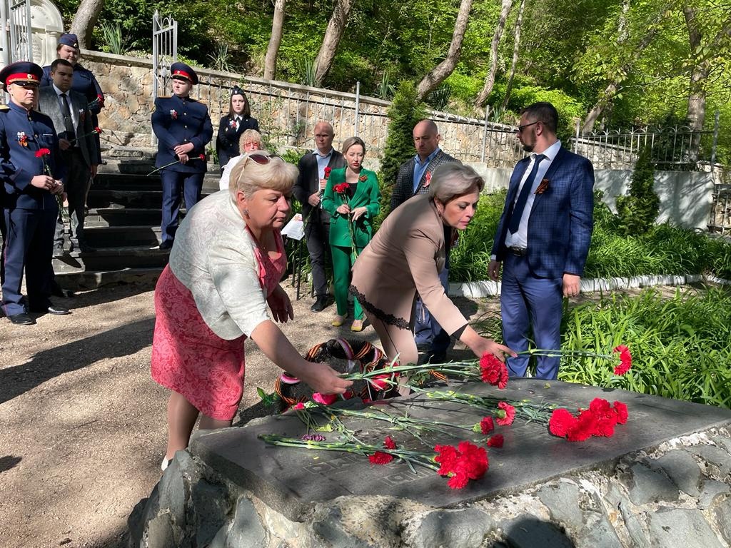 Возложили цветы к памятнику погибшим. Возложение цветов к памятнику. Памятники ВОВ В Бахчисарайском районе. Возложение цветов к мемориалу. Мемориал красная горка возложение цветов